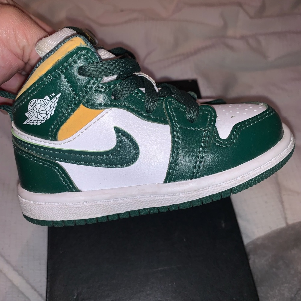 Jordan Kids Sneakers Green White Yellow - Picture 2 of 6